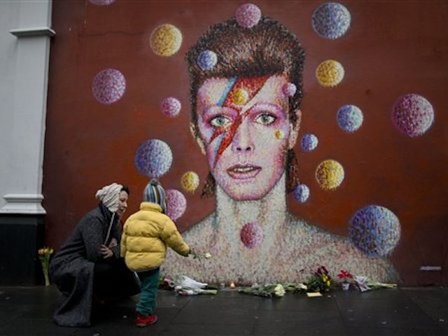 Tributes pour in for iconic singer David Bowie