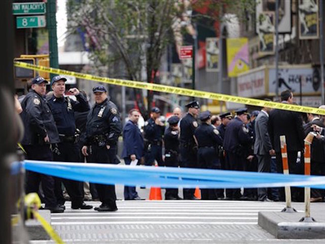 Knife-wielding man shot in Manhattan