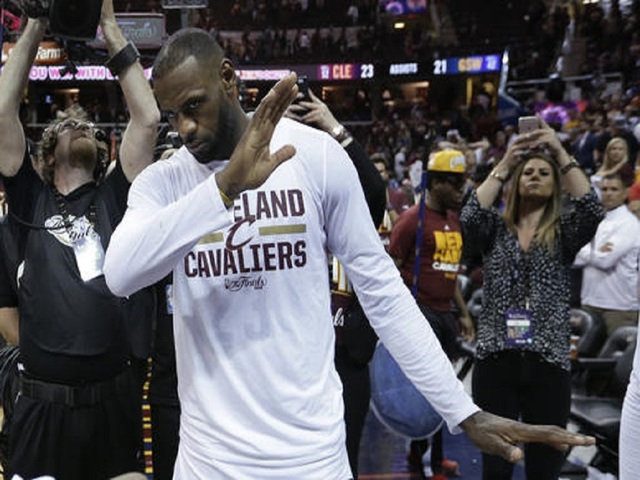 LeBron scores 32, Cavs wallop Warriors 120-90