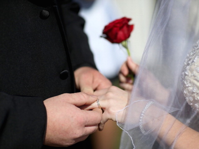Transplant recipient walks donor's daughter down the aisle