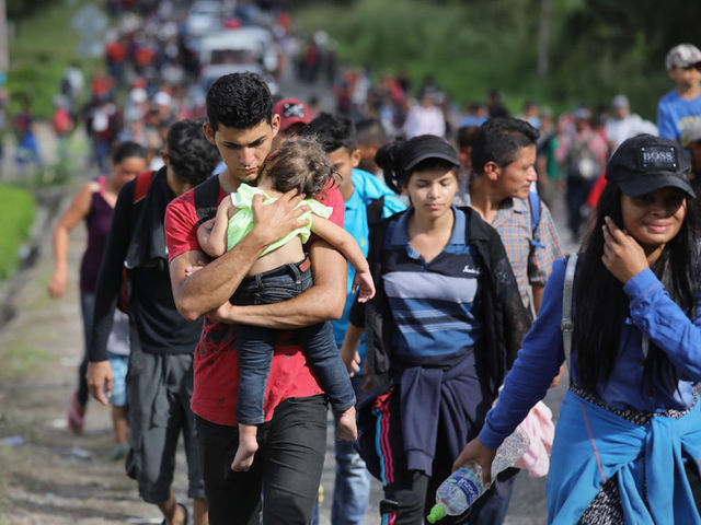 Thousands in migrant caravan waiting to cross Guatemalan-Mexican border amid sweltering heat